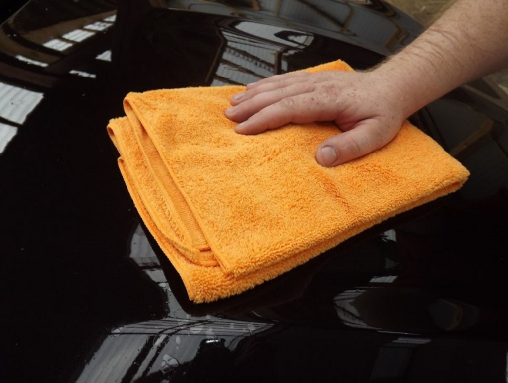 Jaką ściereczkę mikrofibrową wybrać do czyszczenia samochodu?